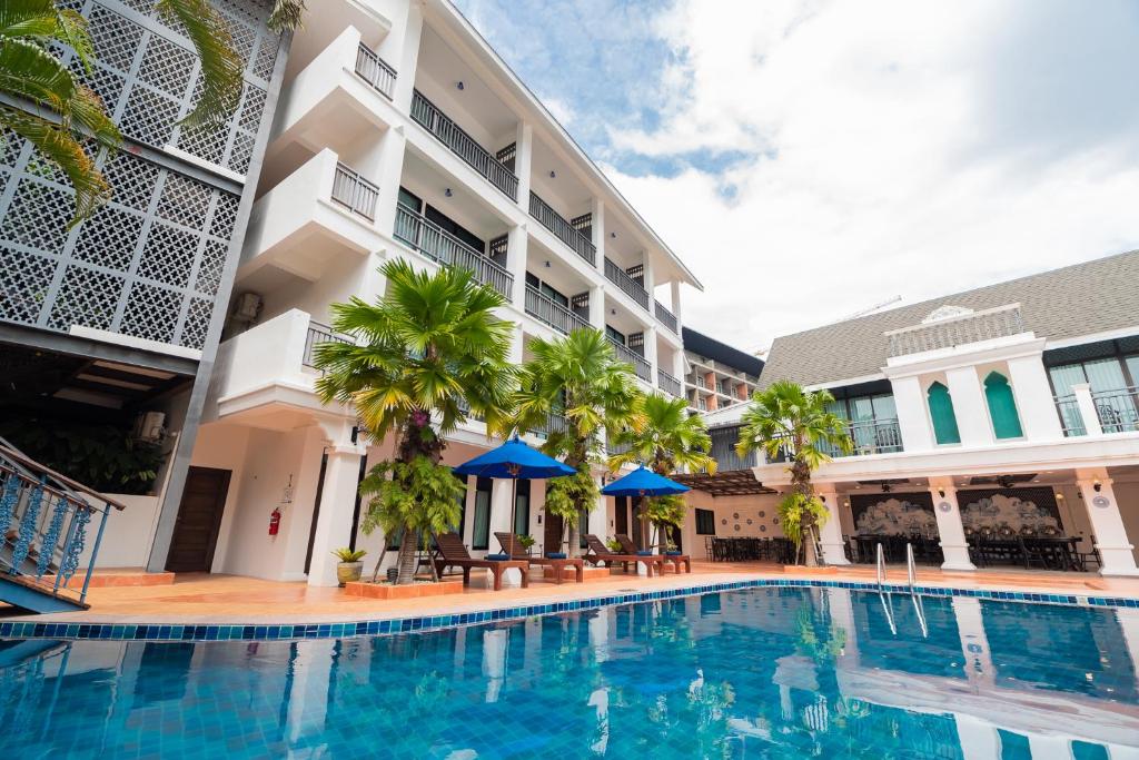 奥南海滩Sabai Hotel Aonang的大楼前的游泳池