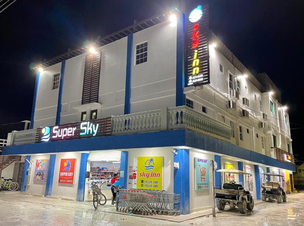 库尔克岛SKY INN的夜间在建筑物前的商店