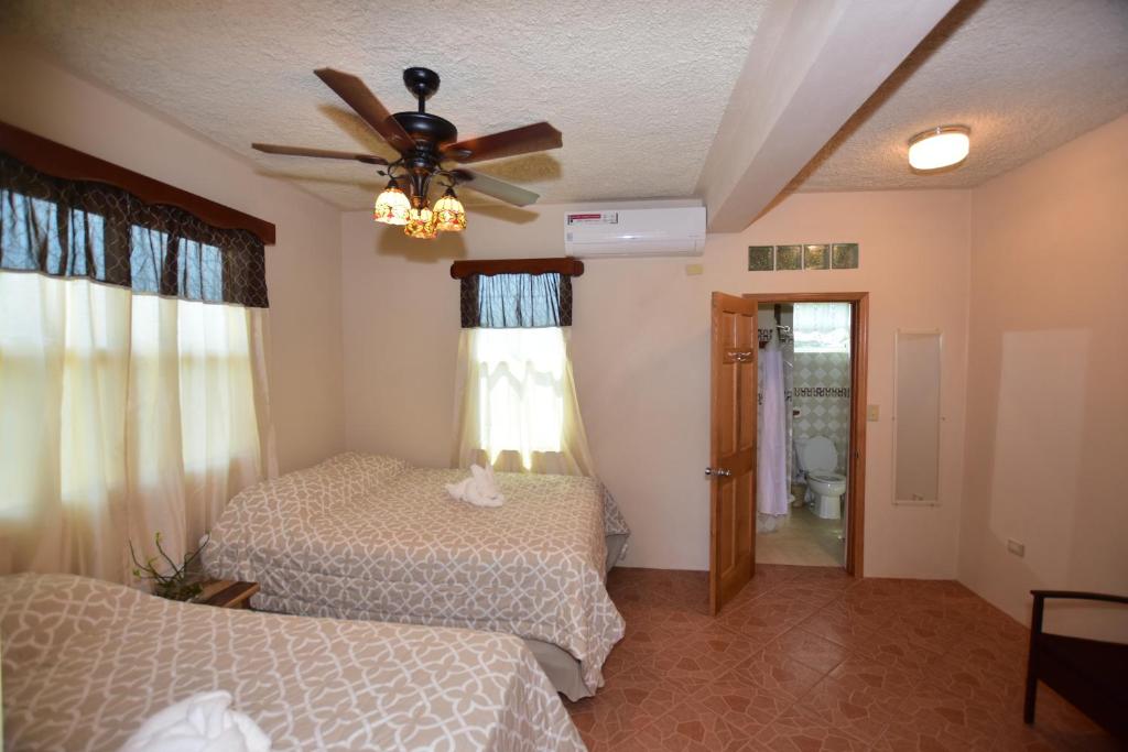 霍普金斯Harada Inn and Suites的一间卧室配有两张床和吊扇