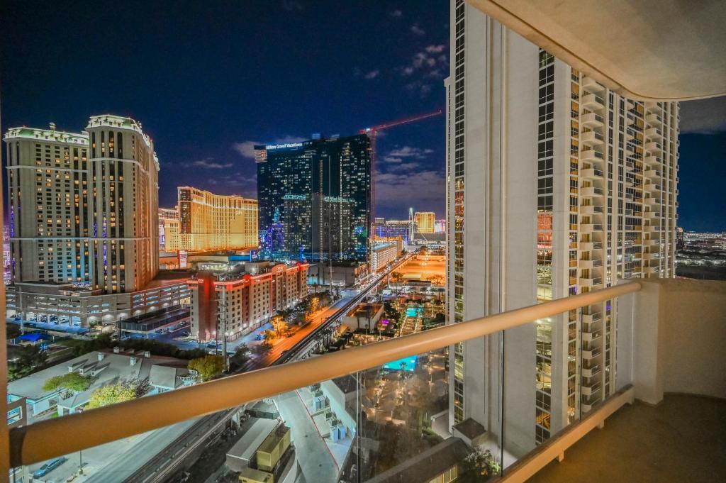拉斯维加斯MGM Signature Towers, Balcony Suite, Strip View - NO RESORT FEES!的建筑在晚上可欣赏到城市美景