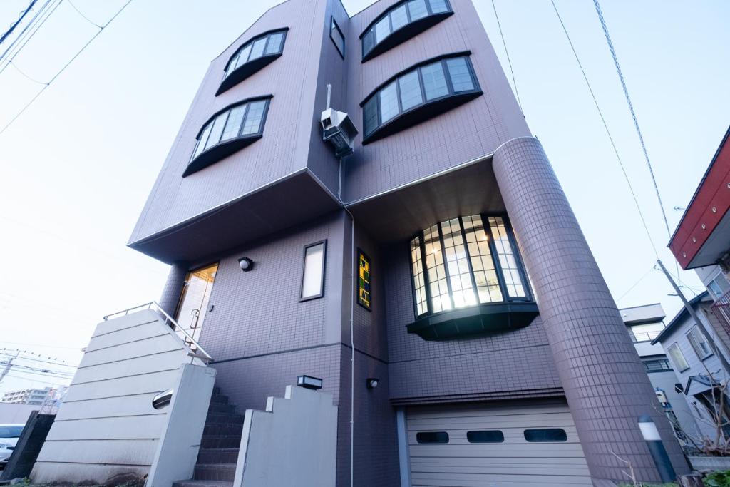旭川STAY IN ASAHIKAWA99的一面有窗户的建筑