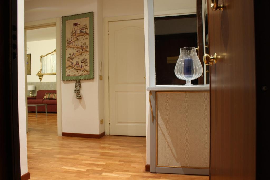 博洛尼亚Appartamento blu centro storico的厨房的吧台上放有葡萄酒杯
