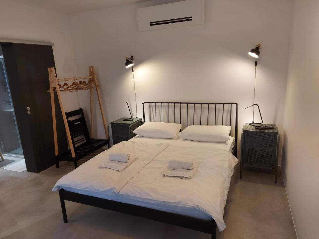 卢布尔雅那Bed & Breakfast Mozaik的一间卧室配有一张大床和两条毛巾