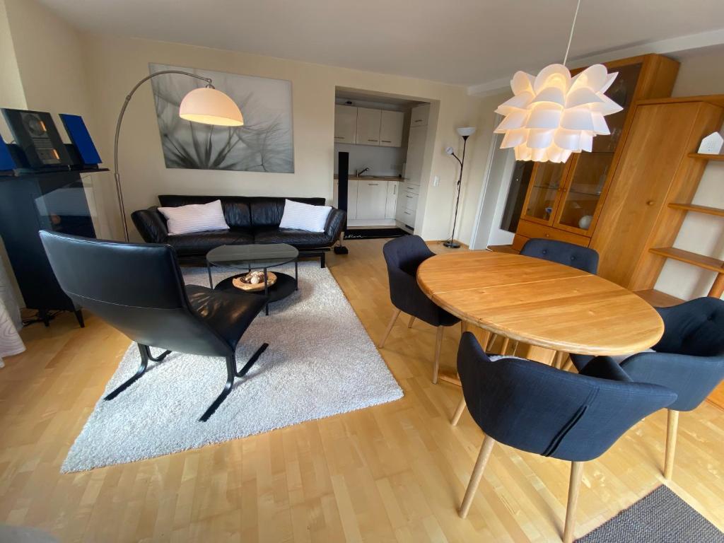 VöhlGästehaus Natur Wohnung Auszeit的客厅配有桌椅和沙发