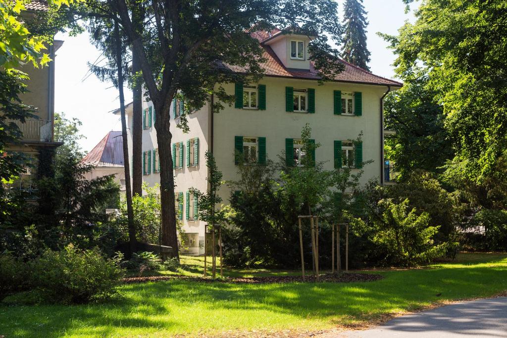 皮耶什佳尼Ensana Vila Trajan的院子里的白色房子,带绿色百叶窗