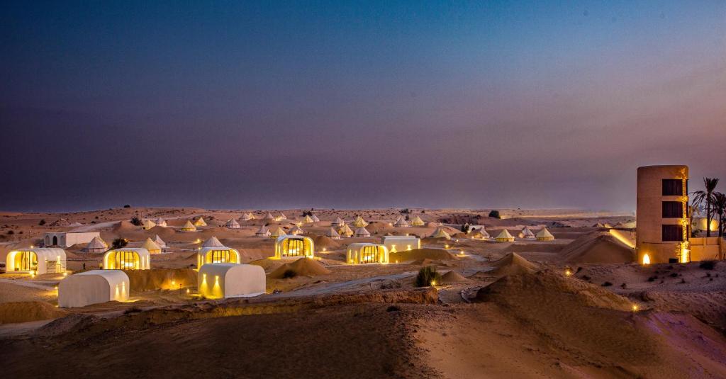 迪拜Terra Solis Dubai的沙漠中的村庄