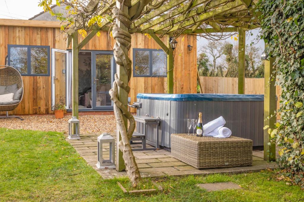 奇彭纳姆Wisteria View with hottub & cabin sleeps 20的房屋旁带热水浴池的后院