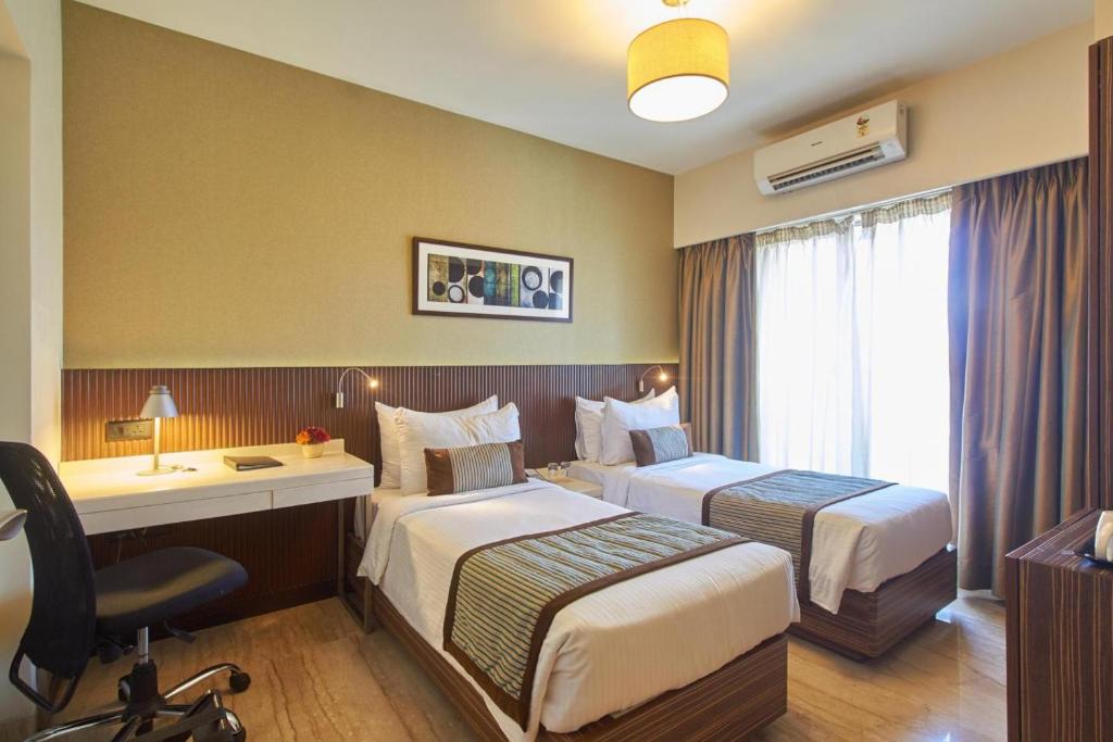 孟买萨诺瓦波蒂科酒店的酒店客房配有两张床和一张书桌