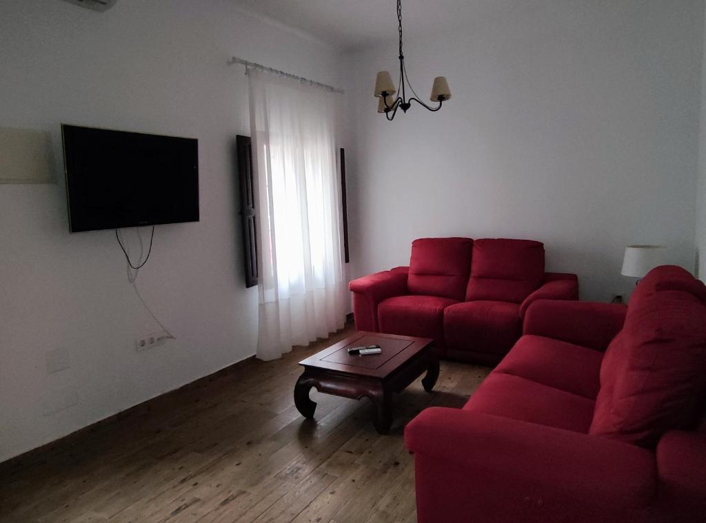阿桂拉斯Casa Independiente Centro的客厅配有红色的沙发和桌子