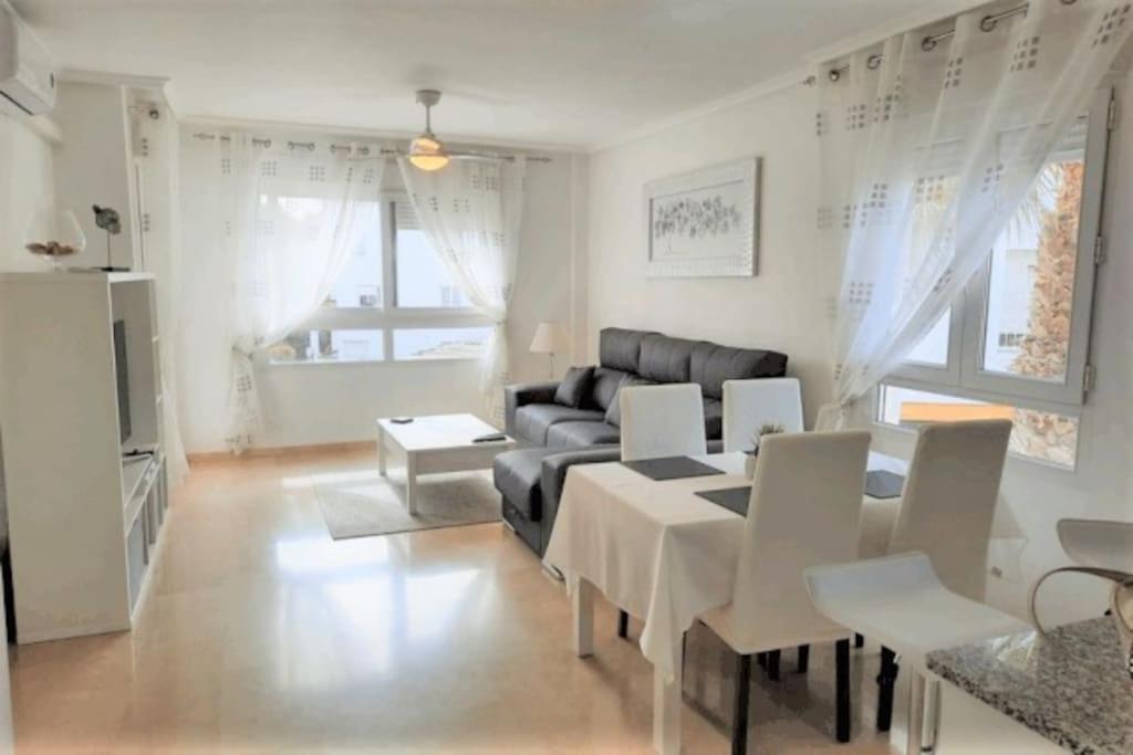 维拉科斯塔Beautiful 2 Bed Apartment on Villamartin Plaza的客厅配有沙发和桌椅