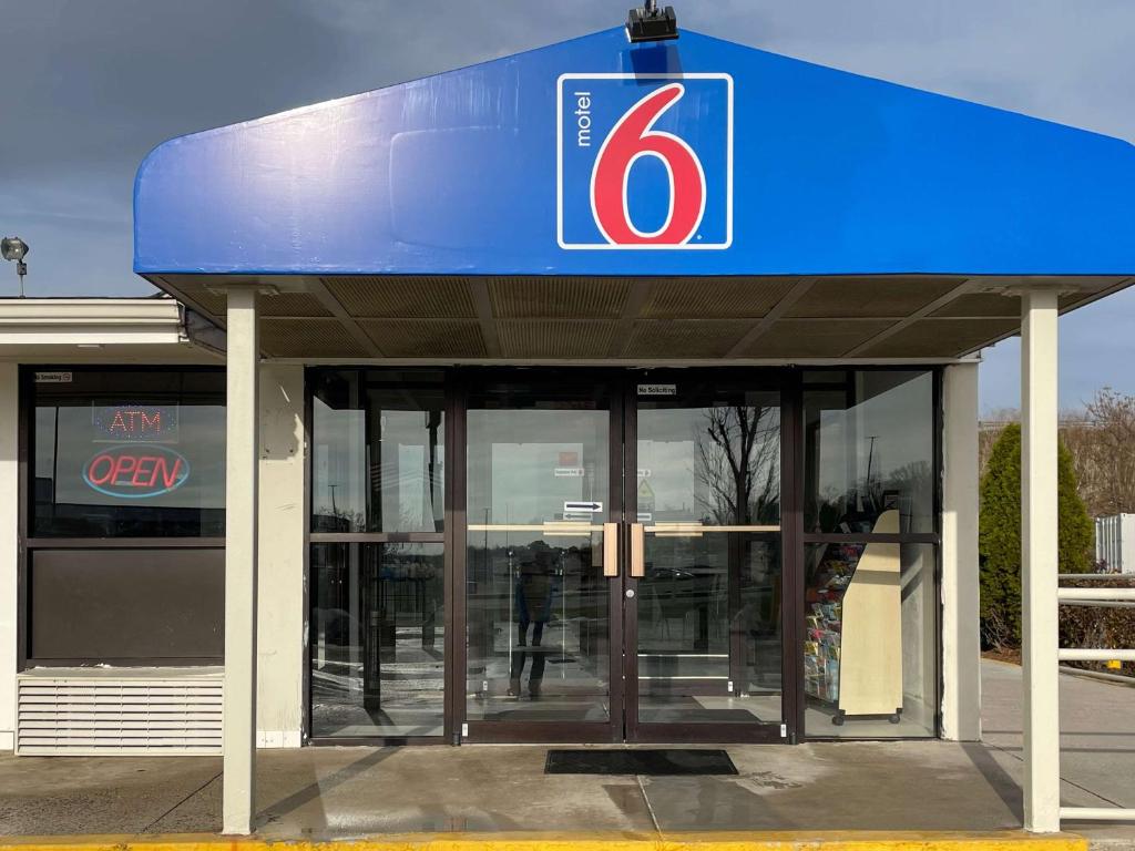 黑格斯敦Motel 6 Hagerstown MD的顶部有标志的加油站