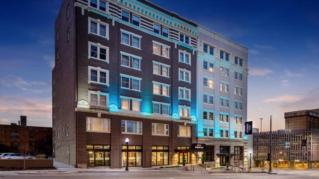 奥马哈Hotel Indigo - Omaha Downtown, an IHG Hotel的建筑的侧面有蓝色的灯光