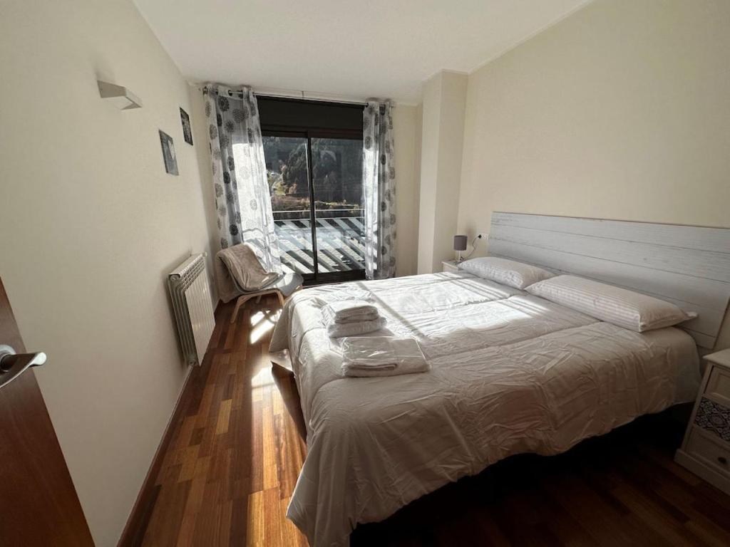 埃尔塔特Apartament Narcis 2.5 - 5p - Ransol - Zona Grandvalira的一间卧室设有一张大床和一个窗户。