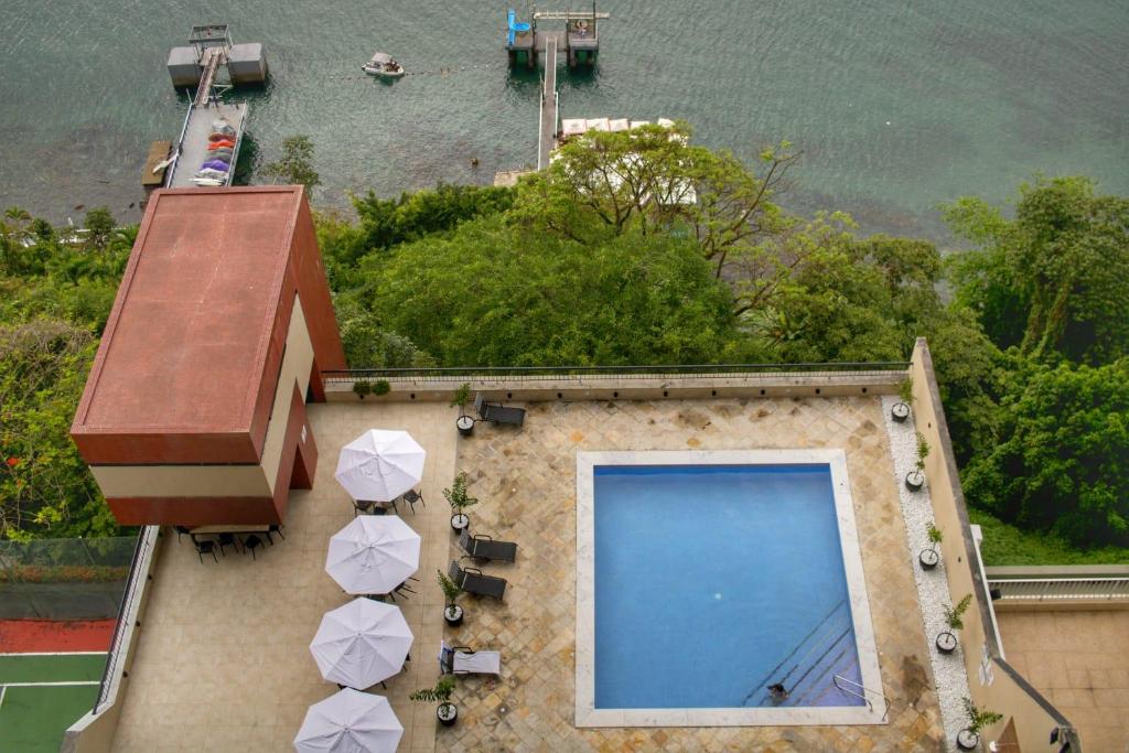 萨尔瓦多Sol Vicitoria Marina的享有带大型游泳池的大楼的顶部景致