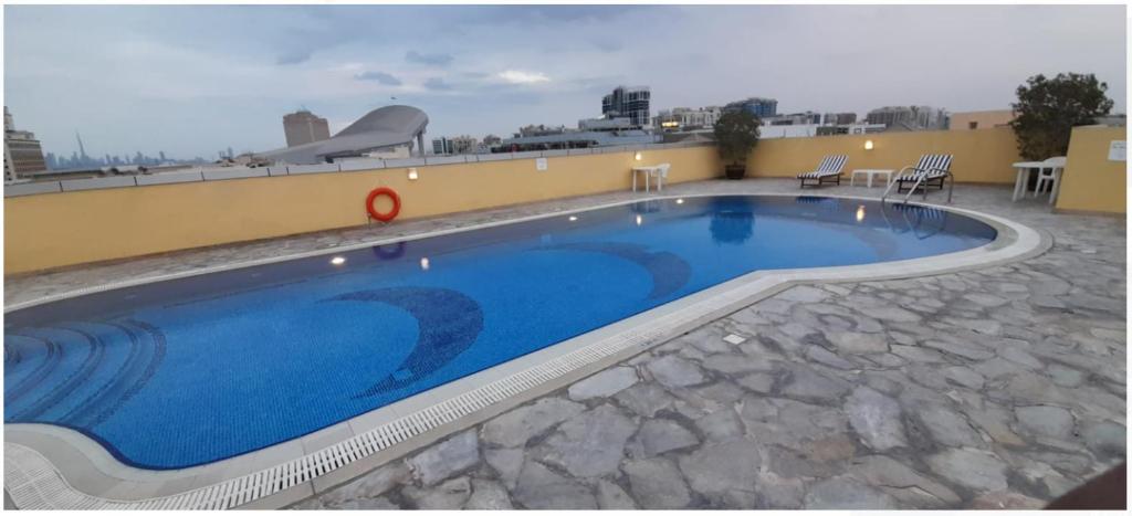 迪拜阿卡斯酒店公寓的建筑物屋顶上的游泳池