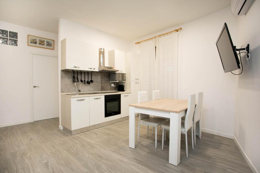 巴古尔Apartament al cor de Begur的白色的厨房配有桌椅