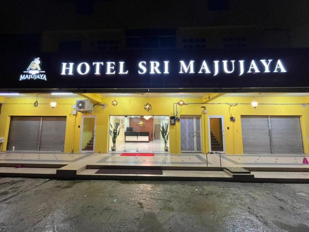 哥打巴鲁Hotel Sri Maju Jaya的带有读取酒店毛利娅标志的酒店入口