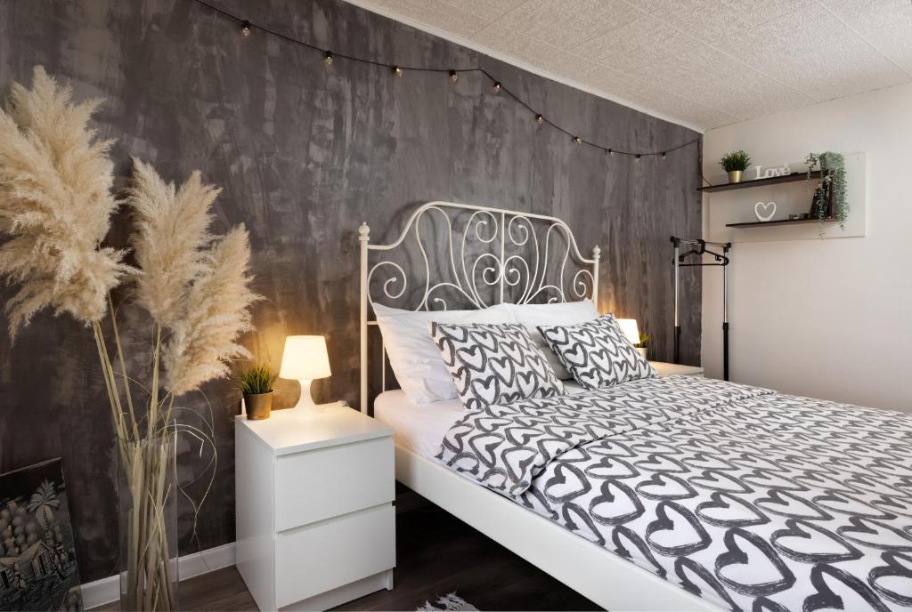 萨格勒布Apartment Viksa with Jacuzzi的卧室配有黑白床和墙壁