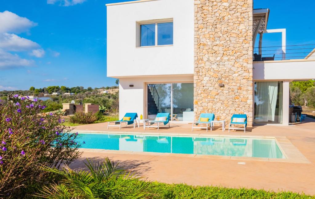 莱乌卡Villa Agape Luxury Leuca by HDSalento的一座带游泳池和房子的别墅