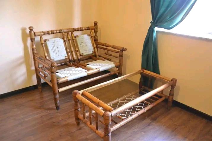 塞凡Sevan Garden Complex的配有两张木床的休息室