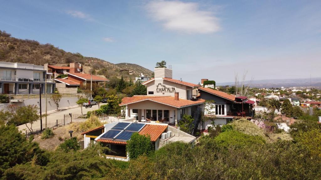 维拉卡洛斯帕兹Casa Alta Hotel Boutique & Spa - Solo Adultos的屋顶上设有太阳能电池板的房子