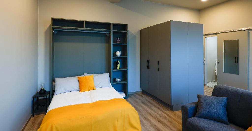 雷克雅未克Center Apartments - Esja的一间卧室配有一张床、一张沙发和一把椅子