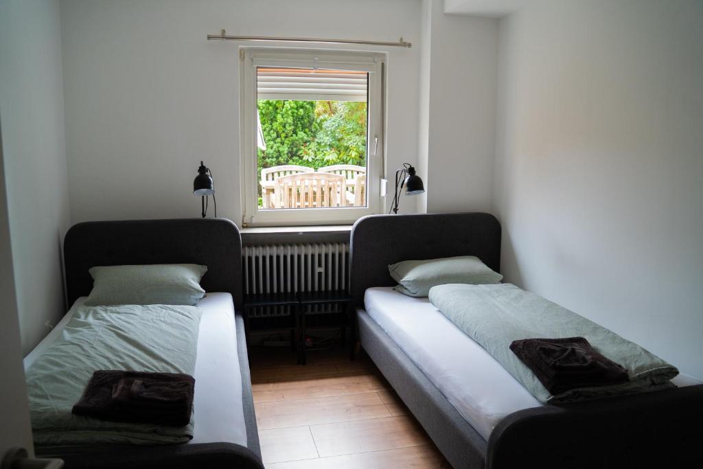 WeimarAppartement No 5的带窗户的客房内的两张床