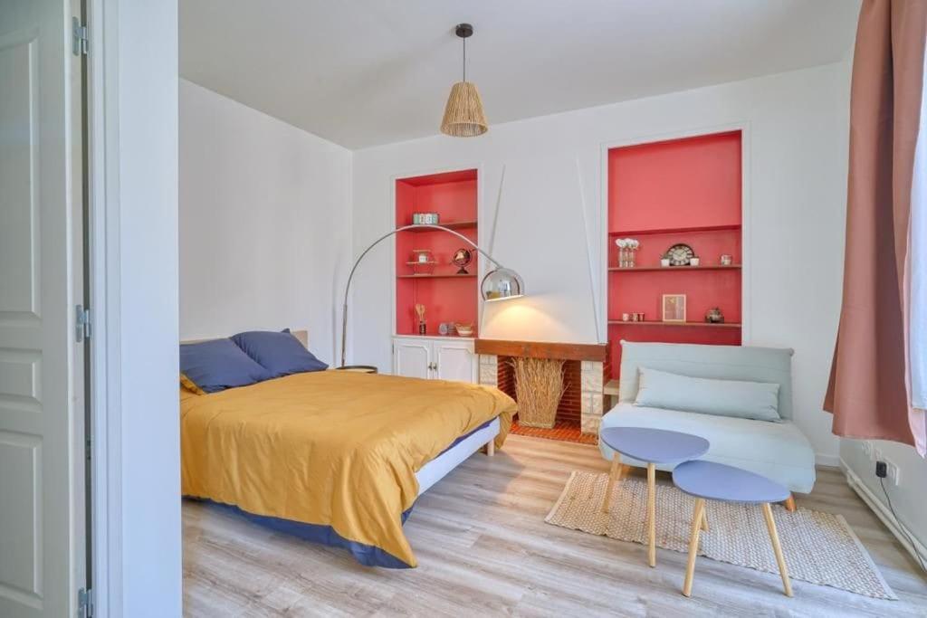 科尔贝埃索讷studio cosy hypercentre proche Paris的一间卧室配有一张床、椅子和红色橱柜