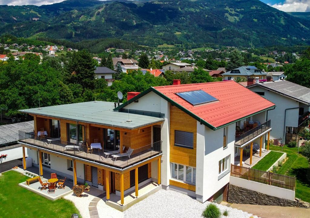 塞博登Seespitz 37 - Ferienwohnungen Eisendle的享有带太阳能屋顶房屋的空中景致