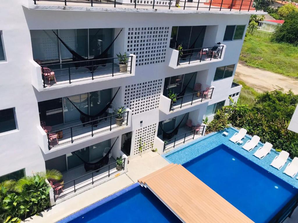 阿卡普尔科Papaya Condo Acapulco Diamante -Solo Adultos的享有带游泳池的建筑的空中景致