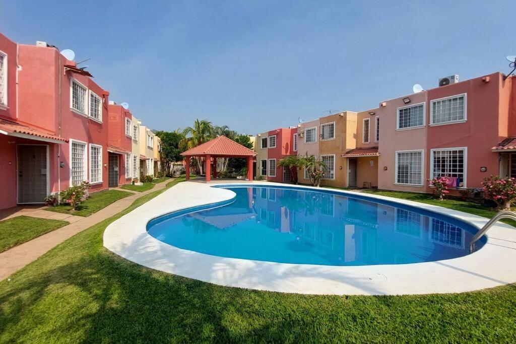 阿卡普尔科Casa Acá Diamante Gaviotas的庭院中间的游泳池,设有房屋
