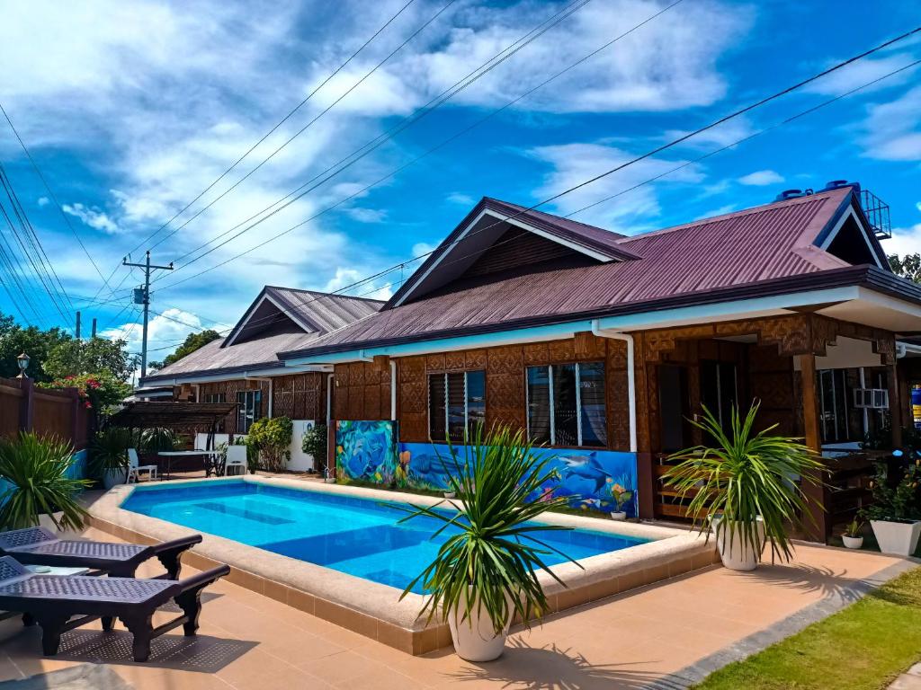莫阿尔博阿Dolce Vita Resort的一座房子前面设有游泳池