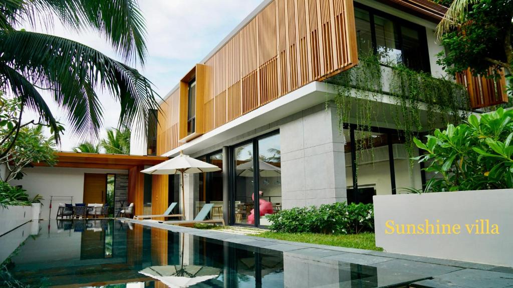 富国Westcoast PQ Sunshine spacious 3BR private pool villa的一座建筑前面设有游泳池