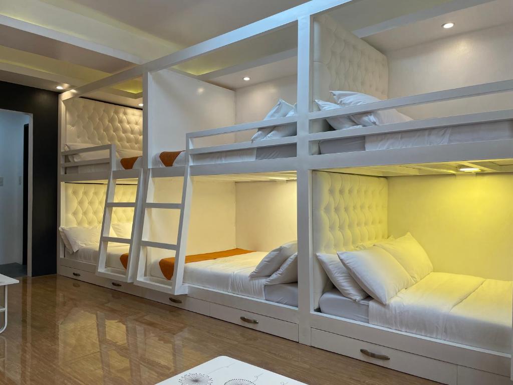 大雅台奢华酒店的配有白色家具的客房内的两张双层床