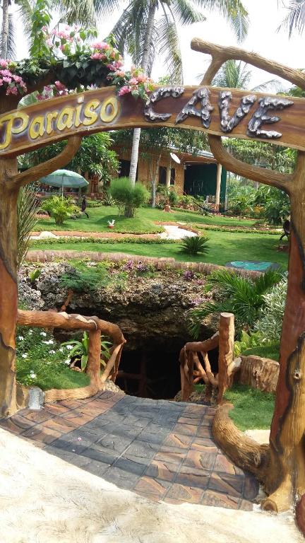 San FranciscoParaiso Cave & Restaurant & Resort的带有标志的花园的木门