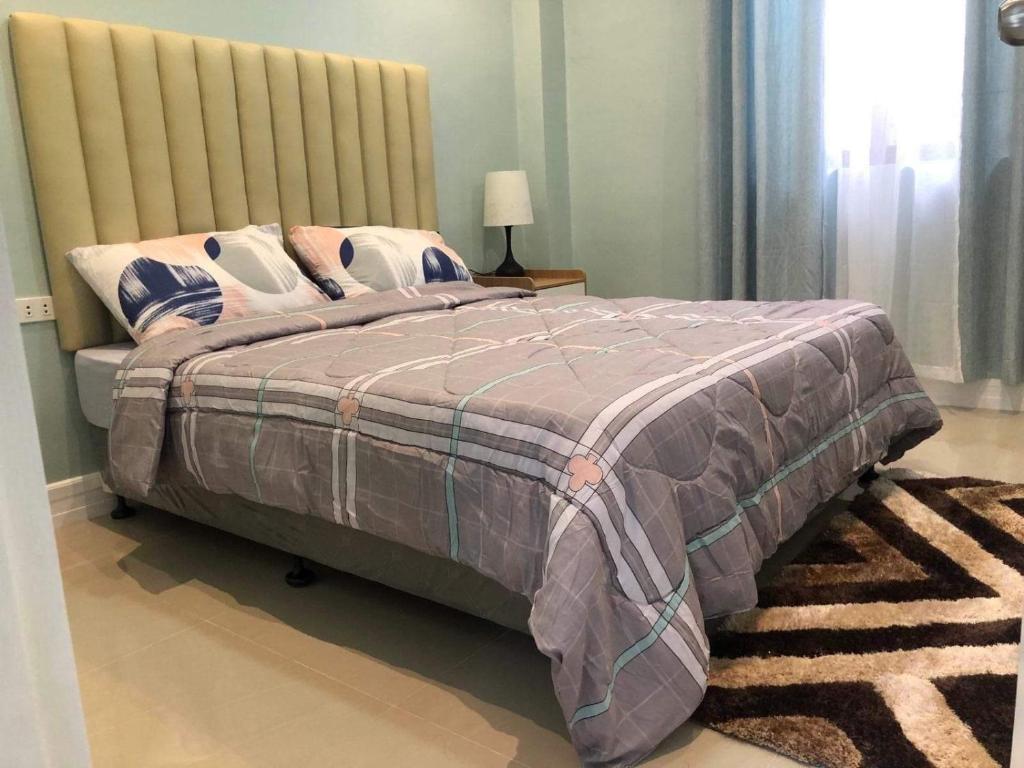 宿务Caza De Sierra-Home Staycation的一间卧室配有一张大床和枕头