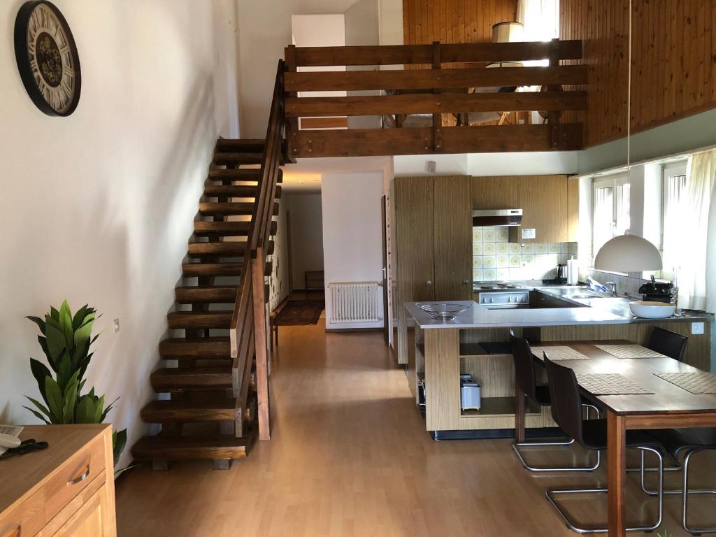 莫雷尔Breiten 1的厨房设有螺旋楼梯,通往厨房