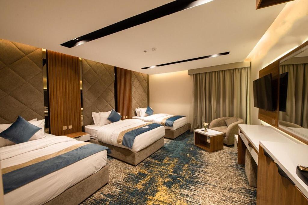 胡富夫Grand day的酒店客房设有两张床和一台平面电视。