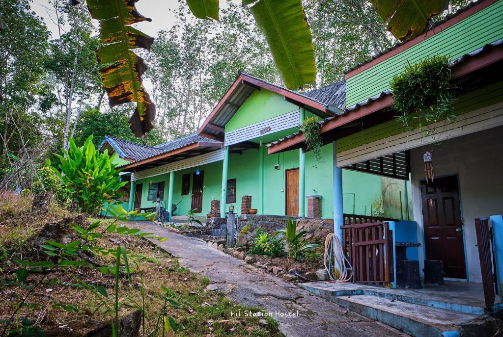 库德岛Hill Station Hostel at Chor Chaba的一座漆有绿色和白色的房屋