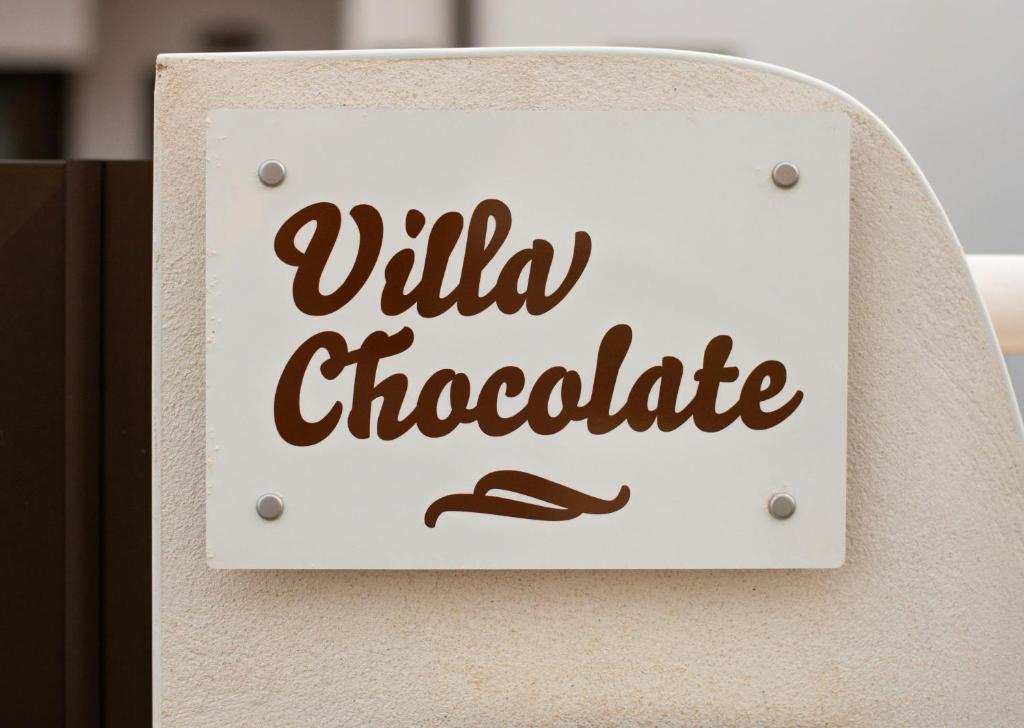卡勒达德福斯特Villa Chocolate的墙上读巧克力的标志