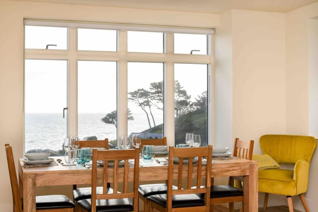 波尔佩罗Fishermans Heights的一间配备有桌椅的海景用餐室