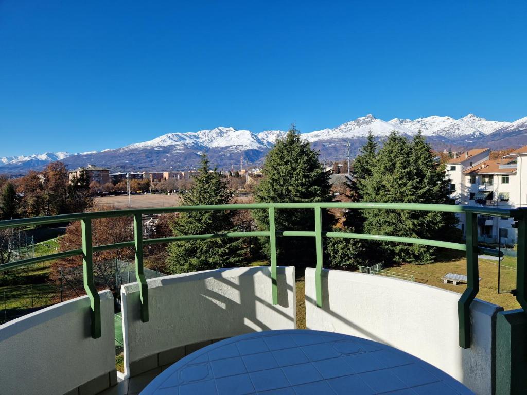 比耶拉Appartamento con vista montagne的阳台享有雪覆盖的山脉美景。
