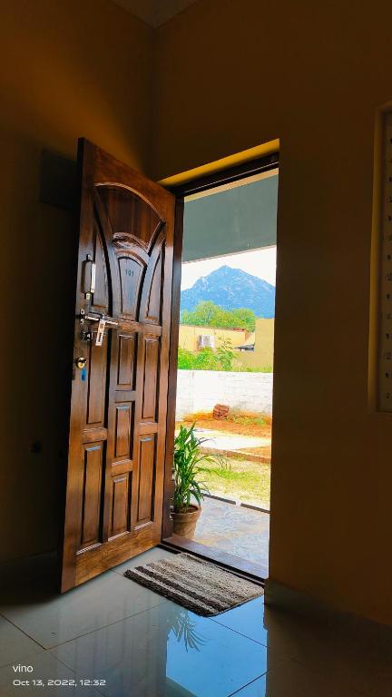 蒂鲁瓦纳马莱Aadhya guest house的享有山景的开放式门