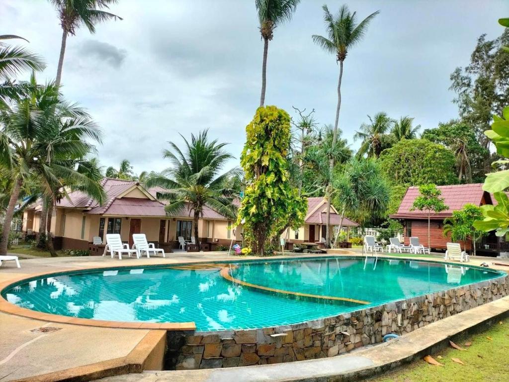高兰Salatan Resort的棕榈树度假村的游泳池