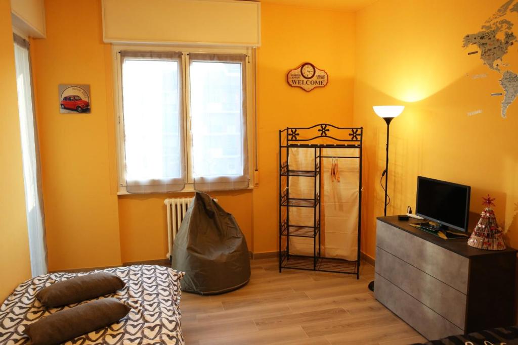 米兰Casa Felice的客房设有床、电视和窗户。