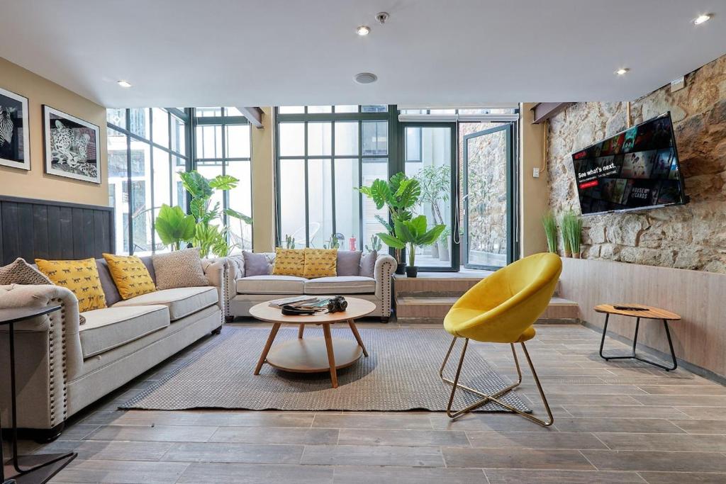 巴拿马城AmazINN Places Rooftop and Design Pool X的带沙发和黄色椅子的客厅