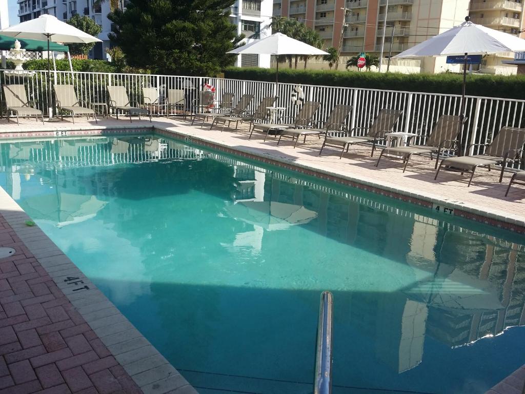 帕诺滩海岸阳台汽车旅馆的酒店内有一个蓝色的游泳池