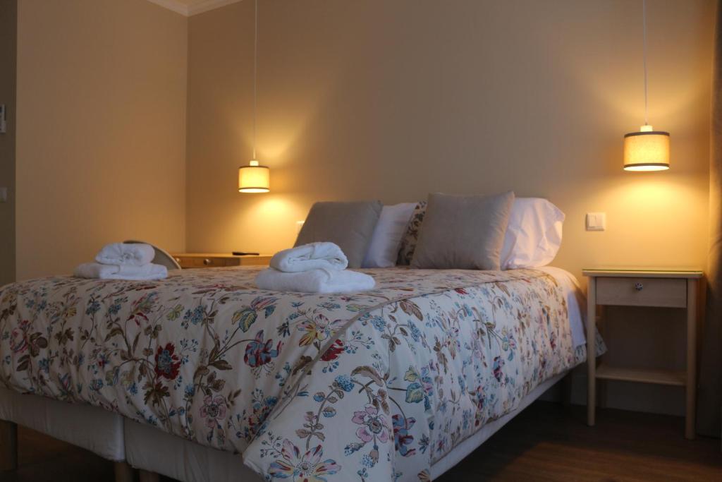 维拉·诺瓦·达·塞尔维尔Cerveira House的一间卧室配有带毛巾的床
