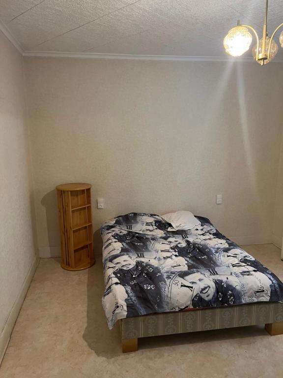 瓦约纳克斯T2 meuble的一间卧室配有一张床和一个床头柜