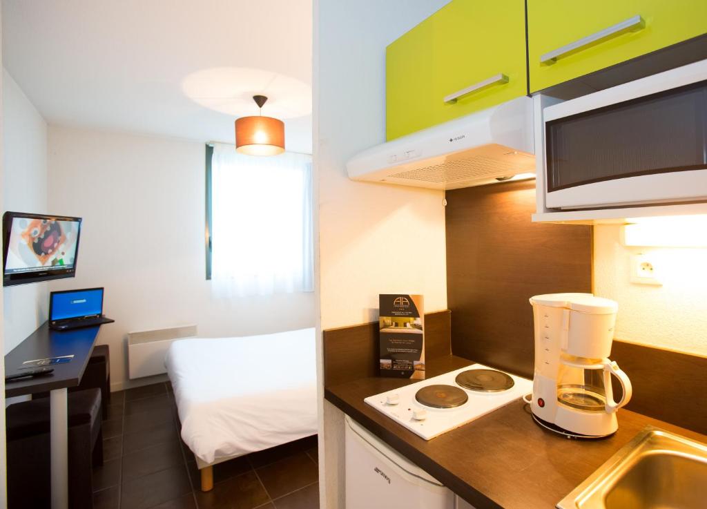 波尔多波尔多拉克全套房公寓式酒店 - 会展公园站的一间小房间,厨房在柜台上配有搅拌机